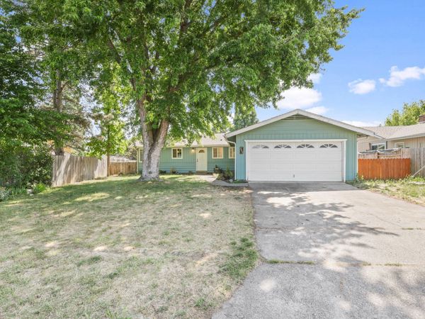 209 Coral Circle, Phoenix, OR 97535