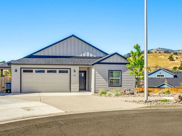 137 Willow Springs Drive, Talent, OR 97540