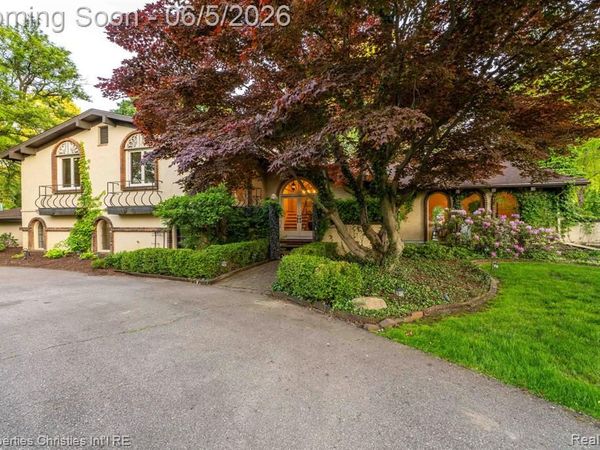 1865 Harvest Lane, Bloomfield Hills, MI 48302