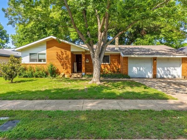 1916 Valley Lane , Arlington, TX 76013