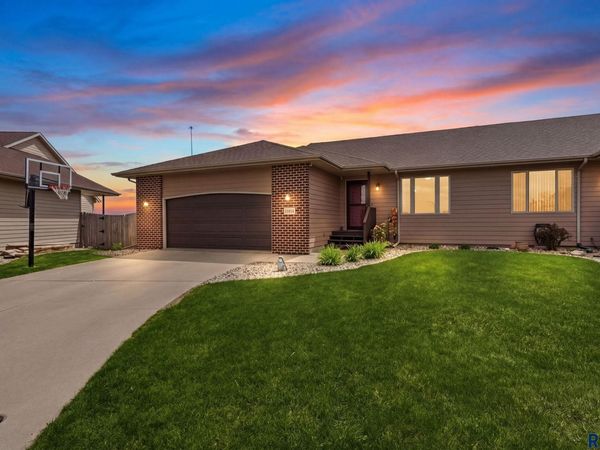 5904 S Mandy Cir, Sioux Falls, SD 57106