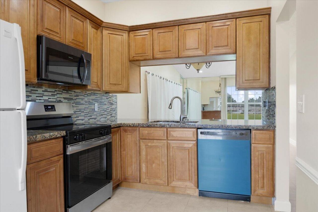 5540 S Lakewood Cir Circle S, Unit F, Margate, FL 33063 Photo