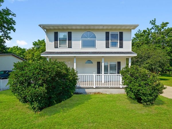 520 W Johnson Street , Utica, IL 61373