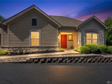 2484 Locust Hill Blvd, Beavercreek, OH 45431