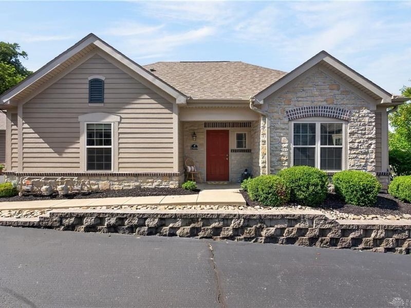 2484 Locust Hill Blvd, Beavercreek, OH 45431 Photo 2