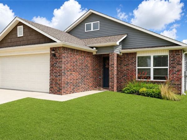 1066 E Sparrow Circle, Fayetteville, AR 72701