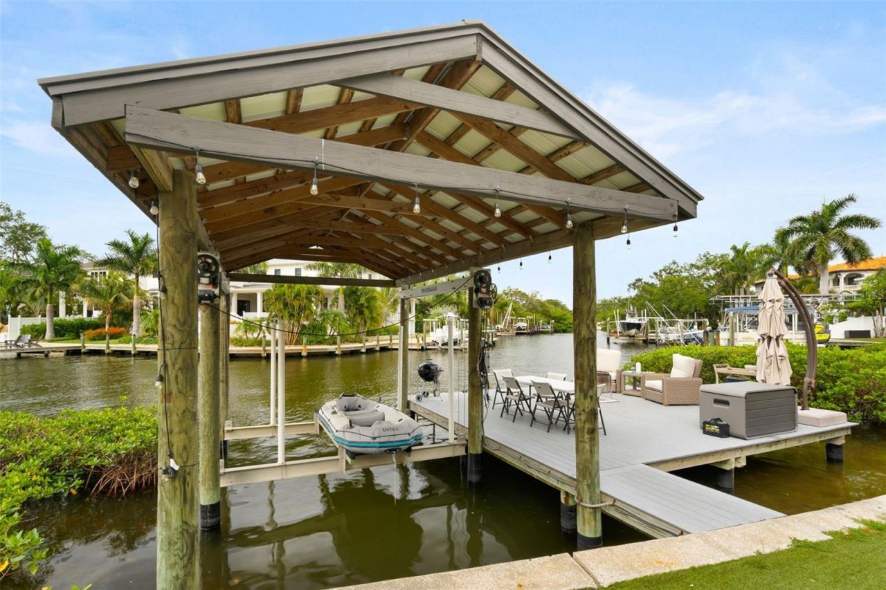 4905 W Spring Lake Drive, Tampa, FL 33629 Photo