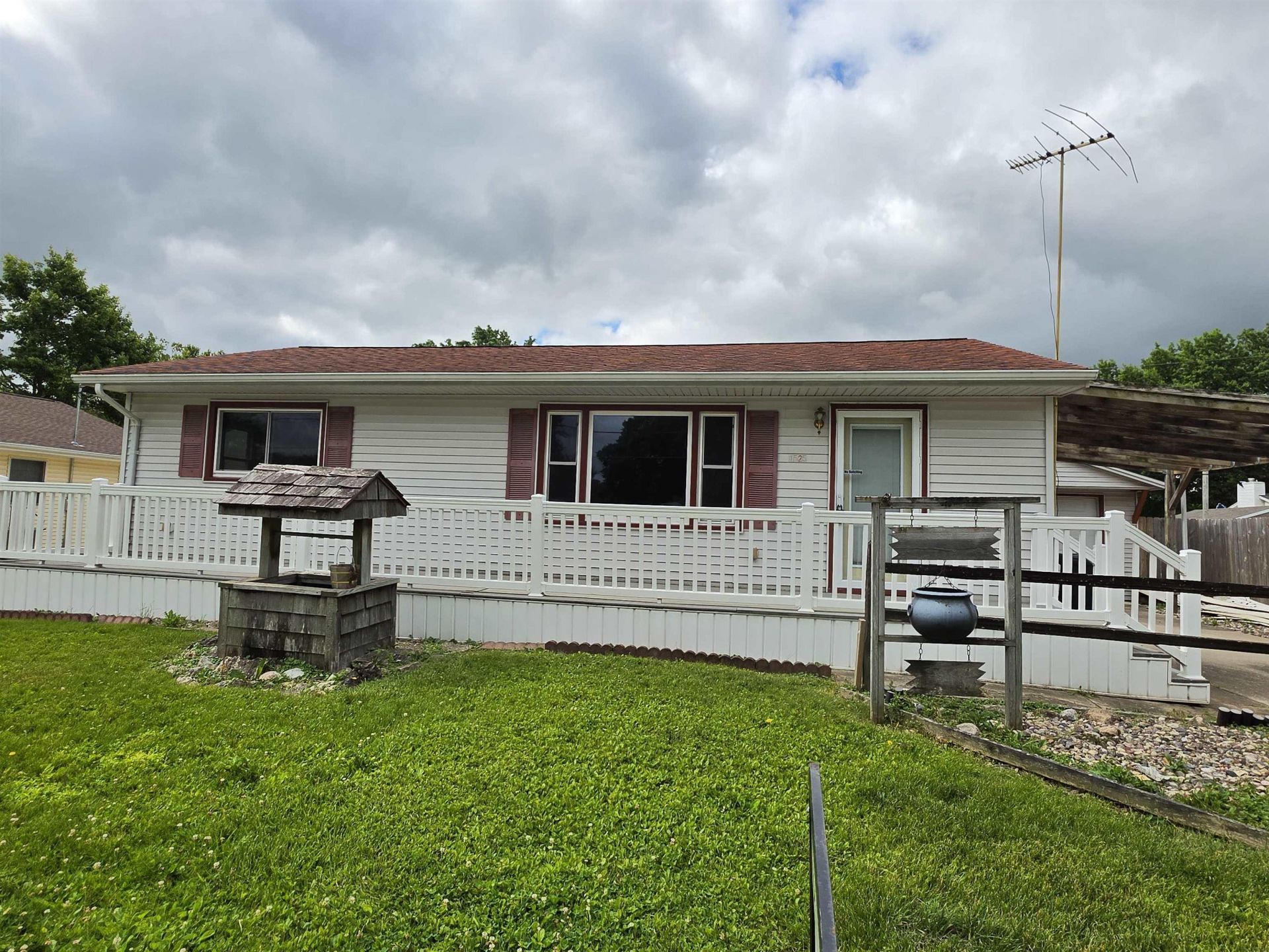 1525 Robin Road, Waterloo, IA 50701 Main Photo