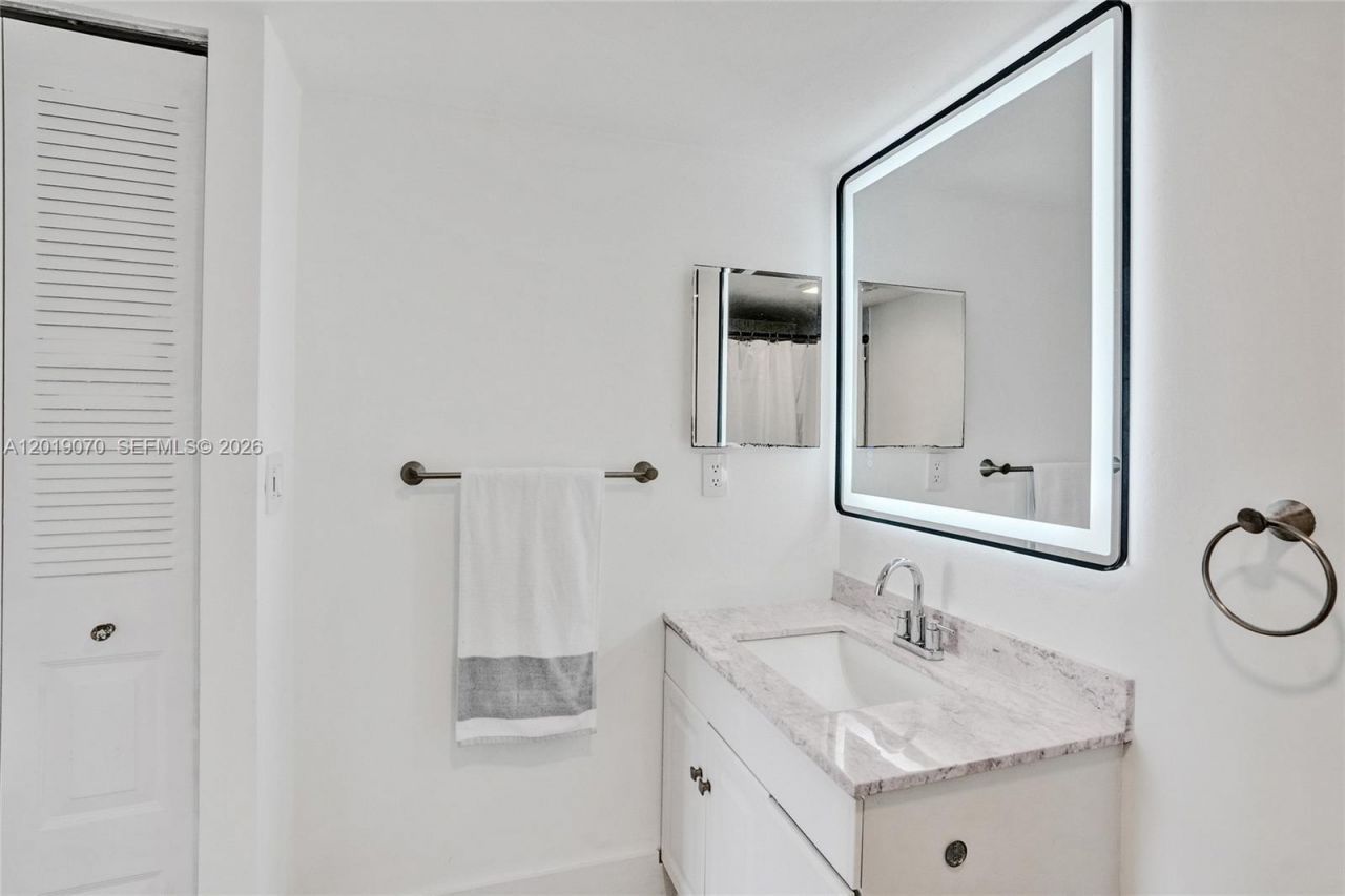 20379 W Country Club Dr , Unit 1440, Aventura, FL 33180 Photo