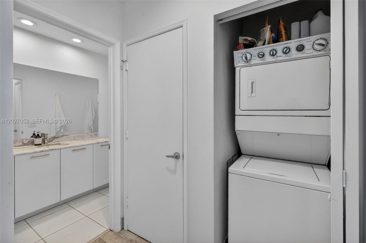 950 Brickell Bay Dr , Unit 4504, Miami, FL 33131 Photo