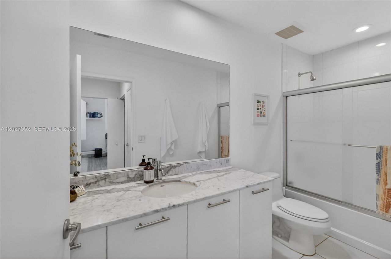 950 Brickell Bay Dr , Unit 4504, Miami, FL 33131 Photo
