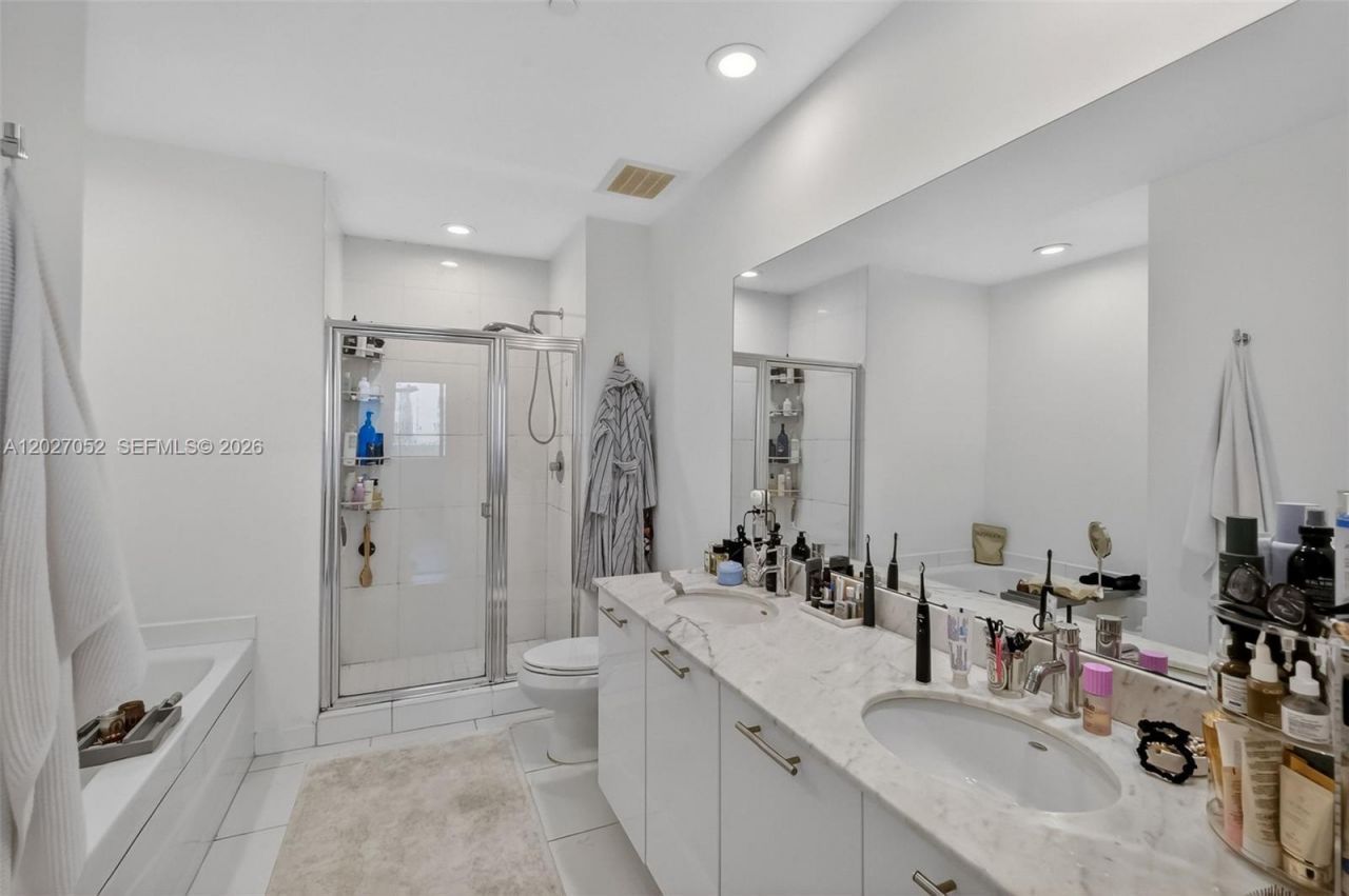 950 Brickell Bay Dr , Unit 4504, Miami, FL 33131 Photo