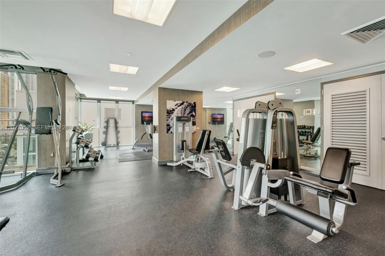 950 Brickell Bay Dr , Unit 4504, Miami, FL 33131 Photo