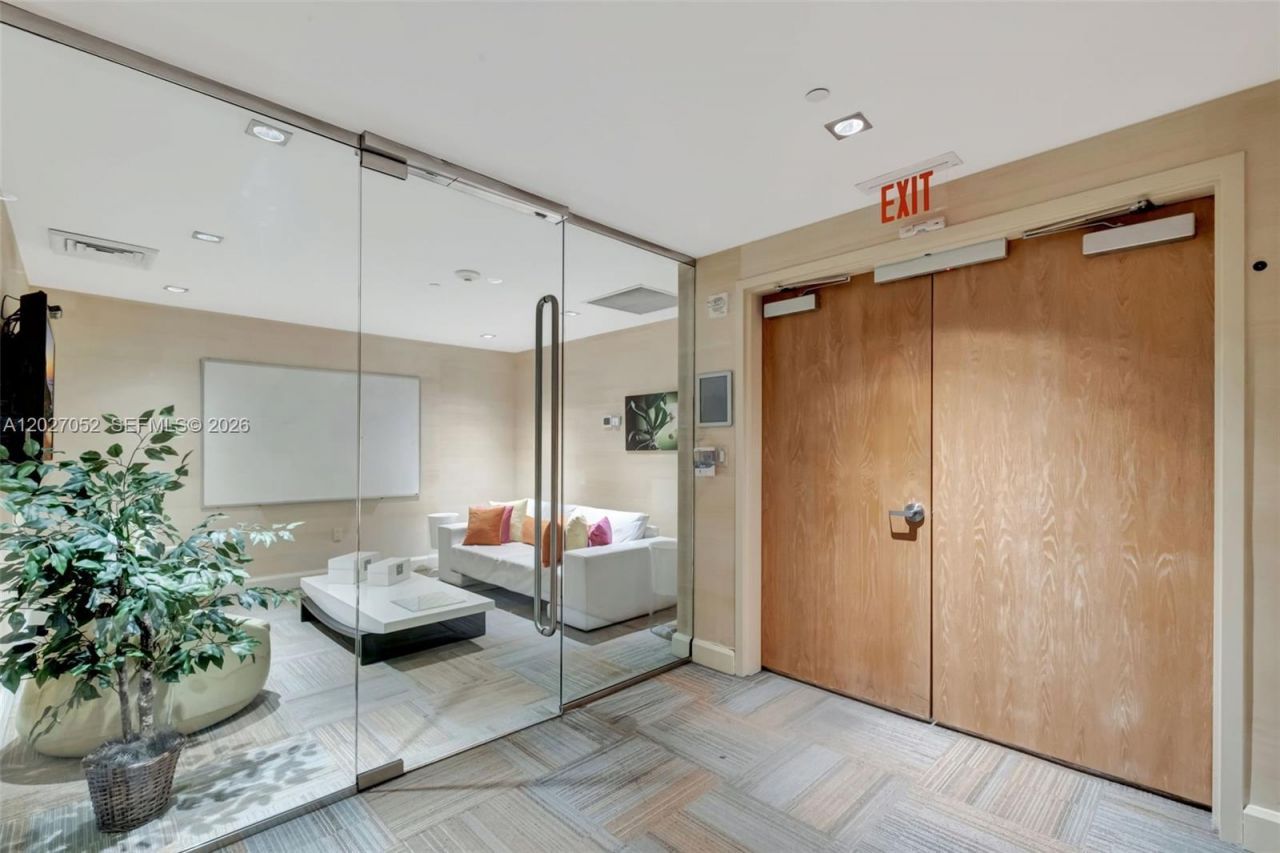 950 Brickell Bay Dr , Unit 4504, Miami, FL 33131 Photo