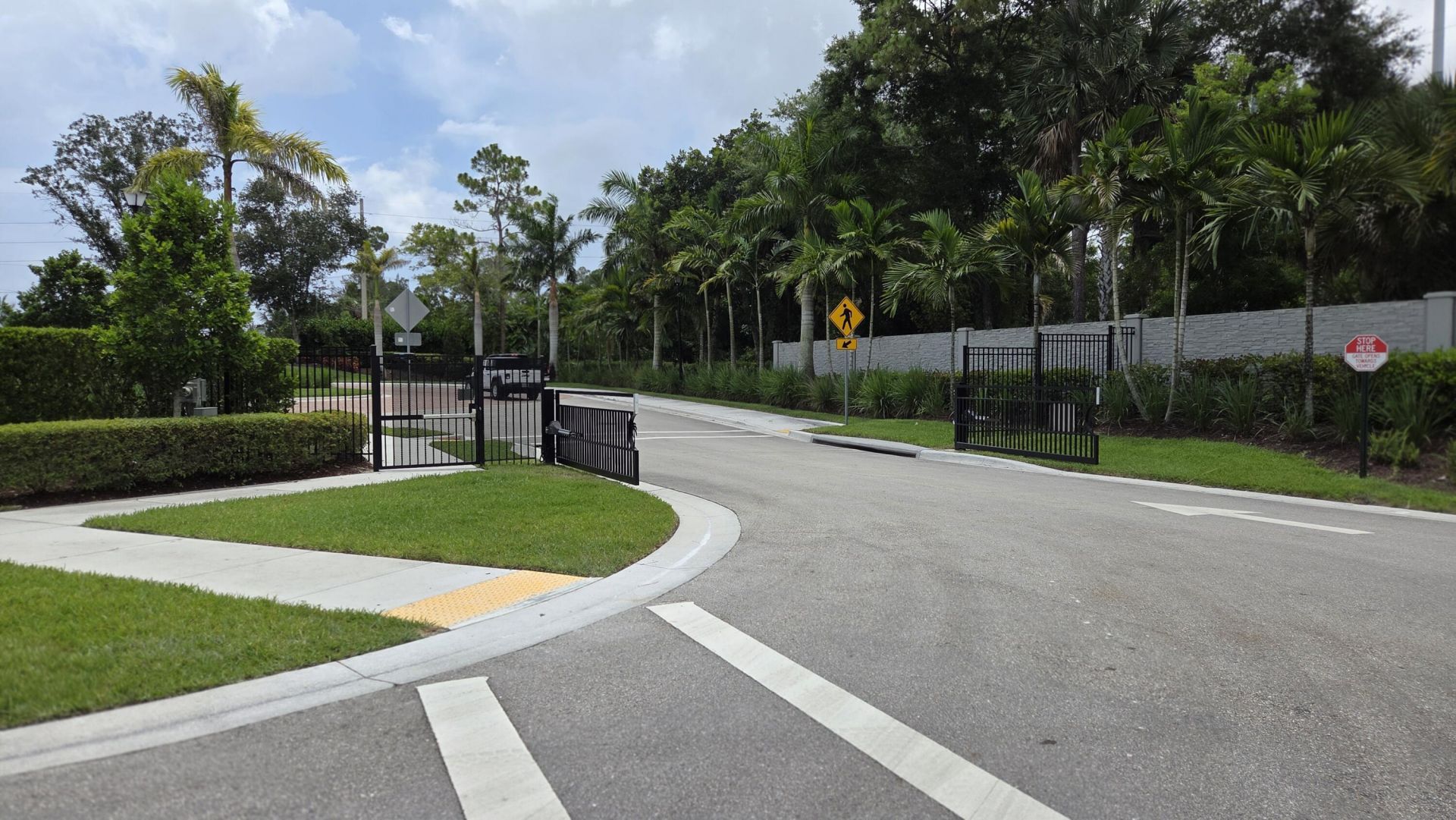 6668 Pointe Of Woods Drive, West Palm Beach, FL 33413 Photo