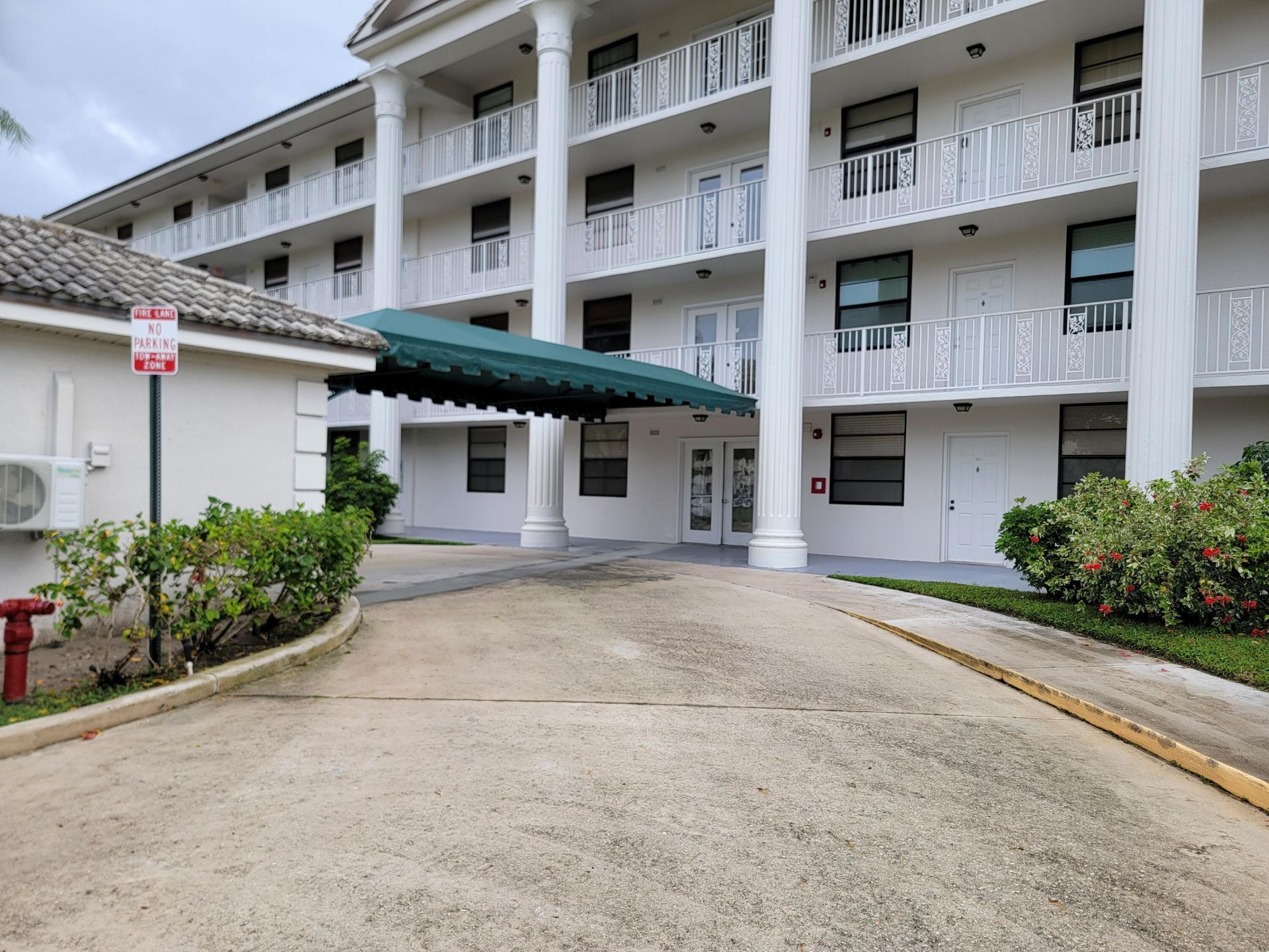 3540 Whitehall Drive, Unit 106, West Palm Beach, FL 33401 Photo