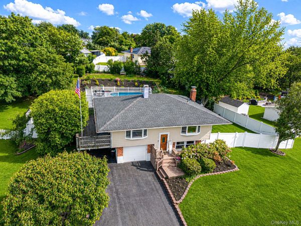 16 Lynx Lane , East Setauket, NY 11733