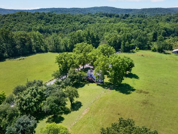 697 Bottom Rd, Palmer, TN 37365