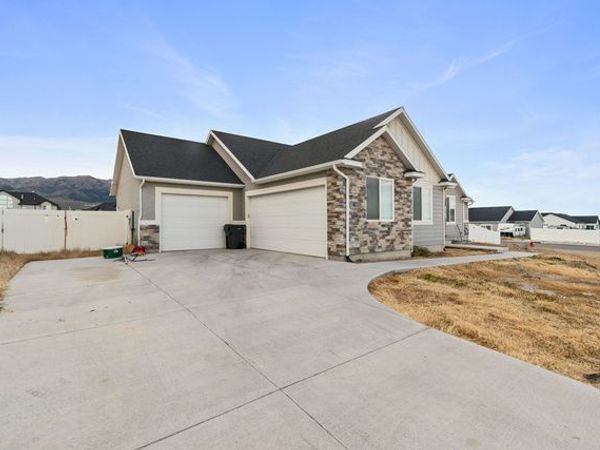 8 S CHERRY WOOD LN , Midvale, UT 84047