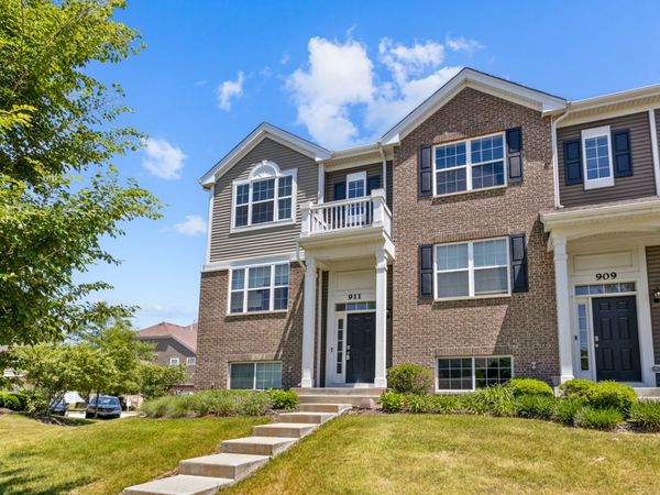 911 Charlton Lane , Naperville, IL 60563