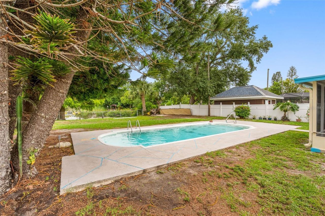 126 W Grapefruit Circle, Clearwater, FL 33759 Photo