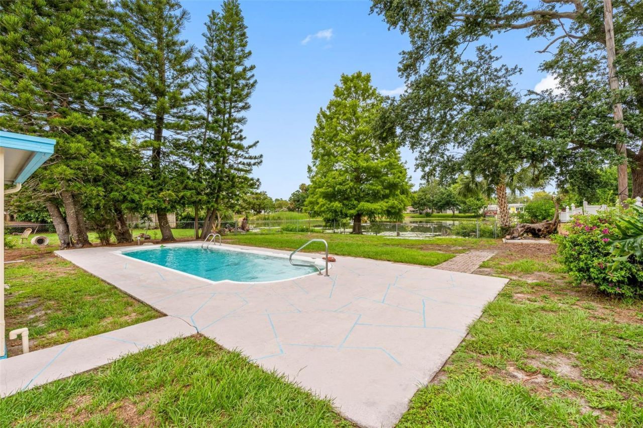 126 W Grapefruit Circle, Clearwater, FL 33759 Photo