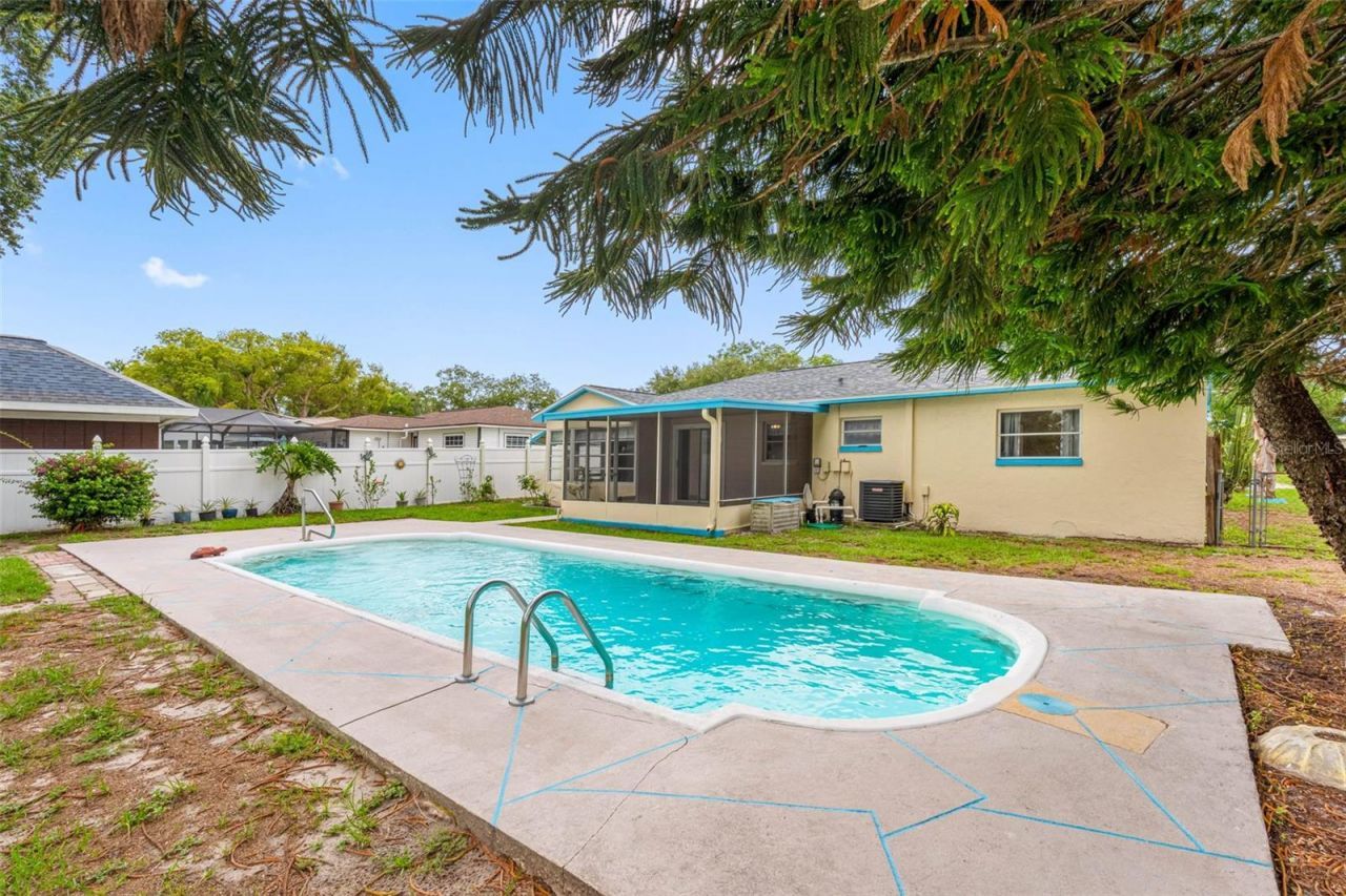 126 W Grapefruit Circle, Clearwater, FL 33759 Photo