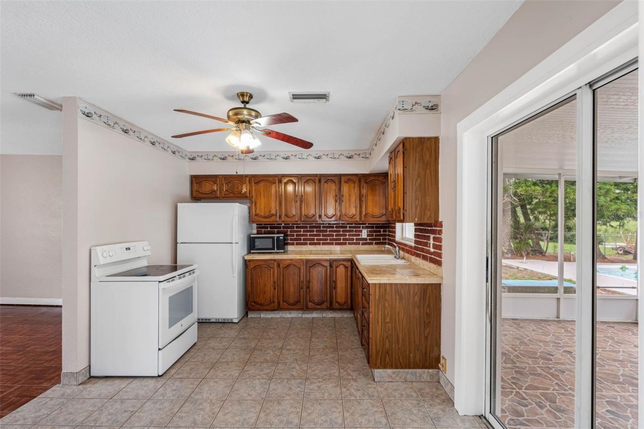 126 W Grapefruit Circle, Clearwater, FL 33759 Photo