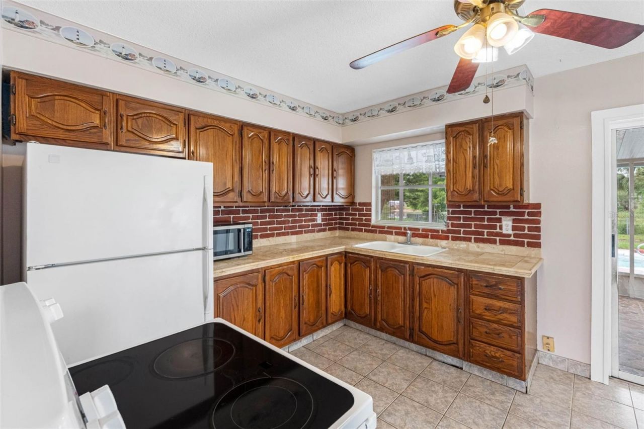 126 W Grapefruit Circle, Clearwater, FL 33759 Photo