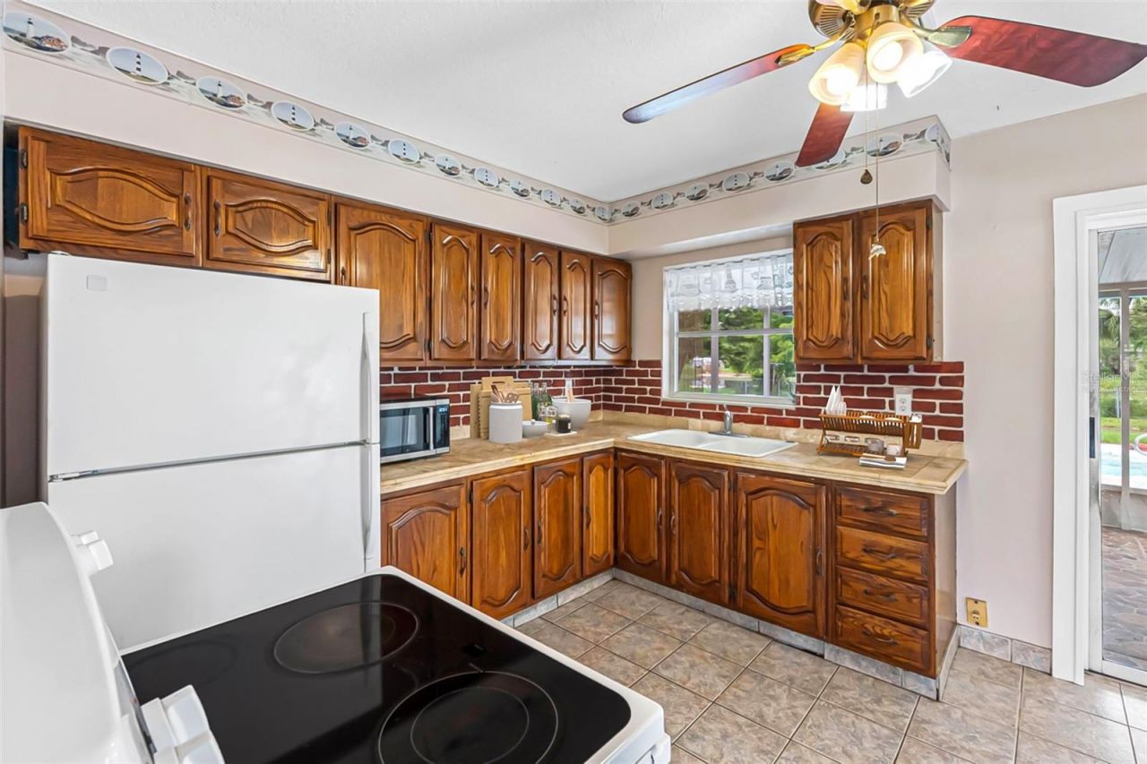 126 W Grapefruit Circle, Clearwater, FL 33759 Photo