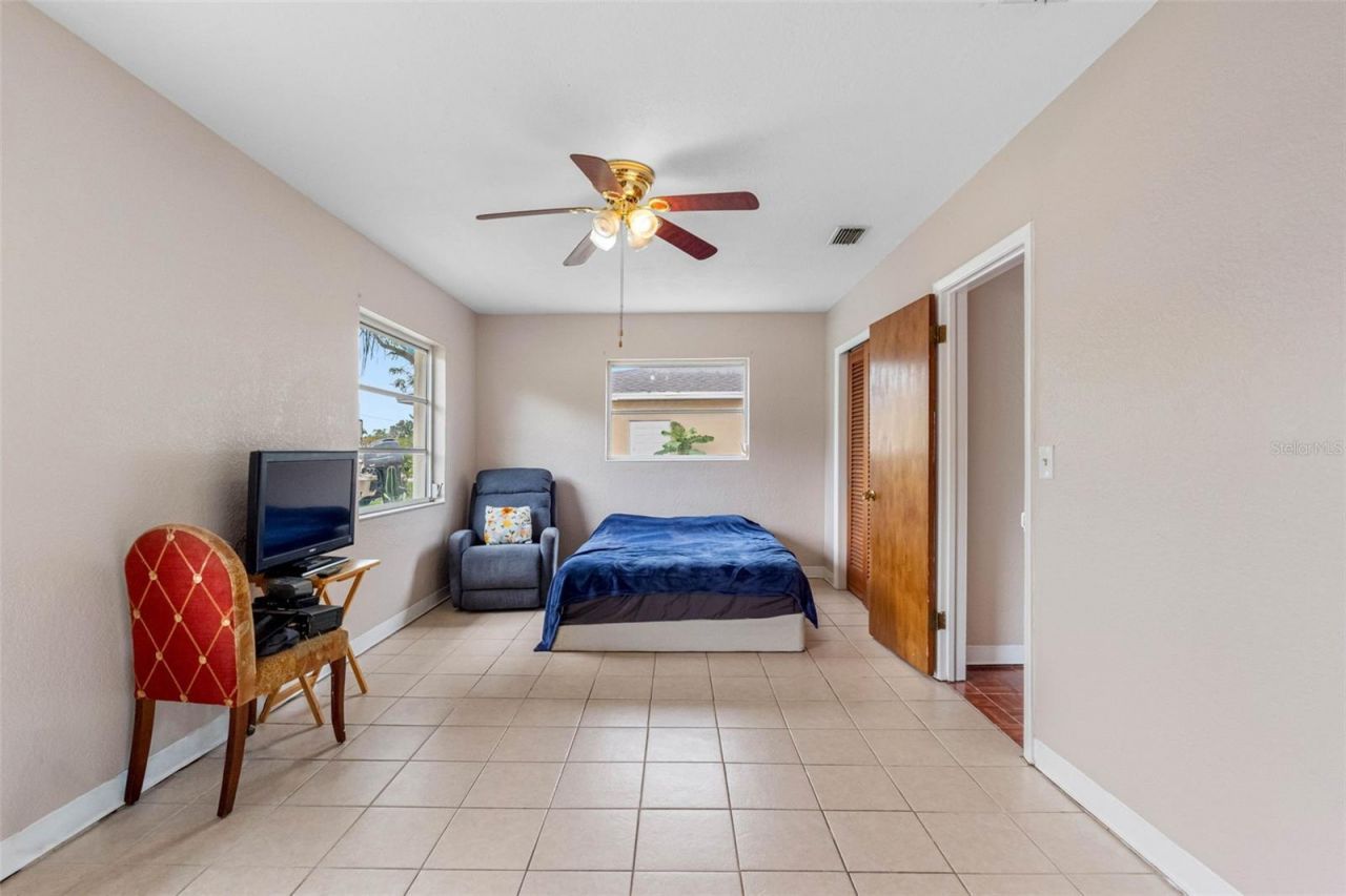 126 W Grapefruit Circle, Clearwater, FL 33759 Photo