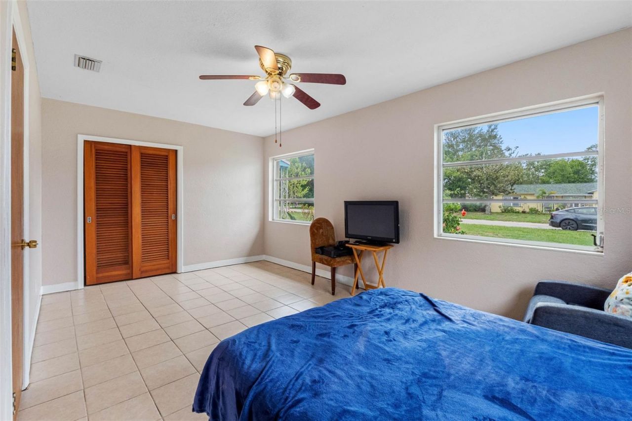126 W Grapefruit Circle, Clearwater, FL 33759 Photo