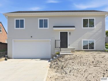 4512 Center Street, Omaha, NE 68106