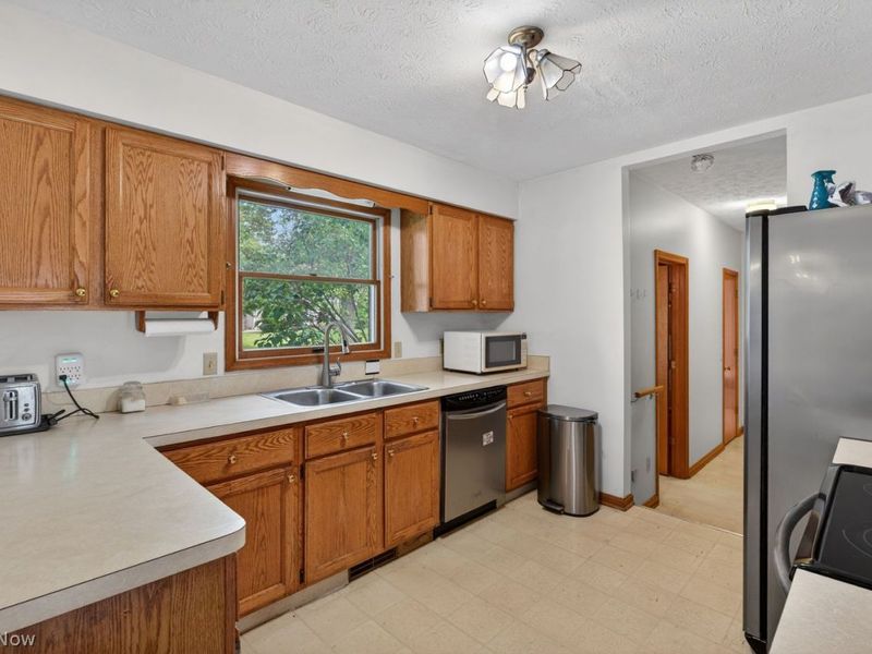 657 Cherry Valley Drive, Amherst, OH 44001 Photo 23
