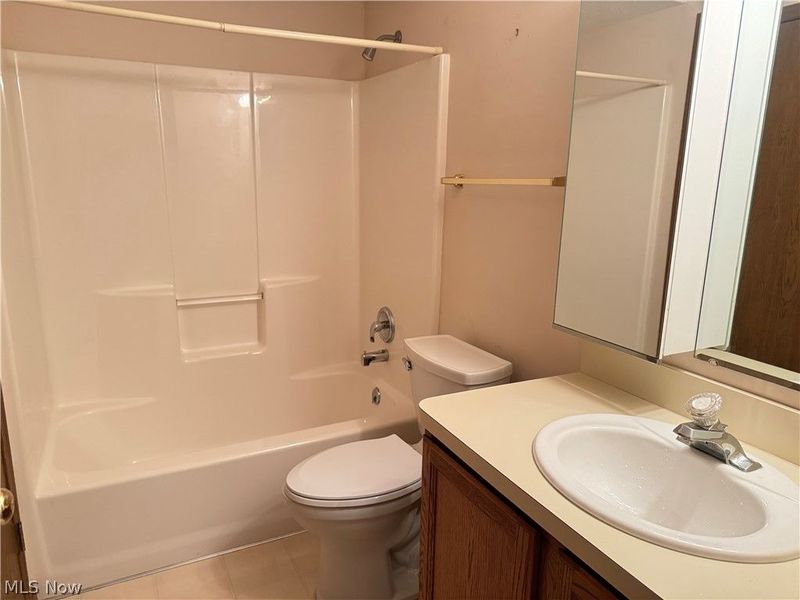 3393 Ivy Hill Circle, Unit D, Cortland, OH 44410 Photo 9