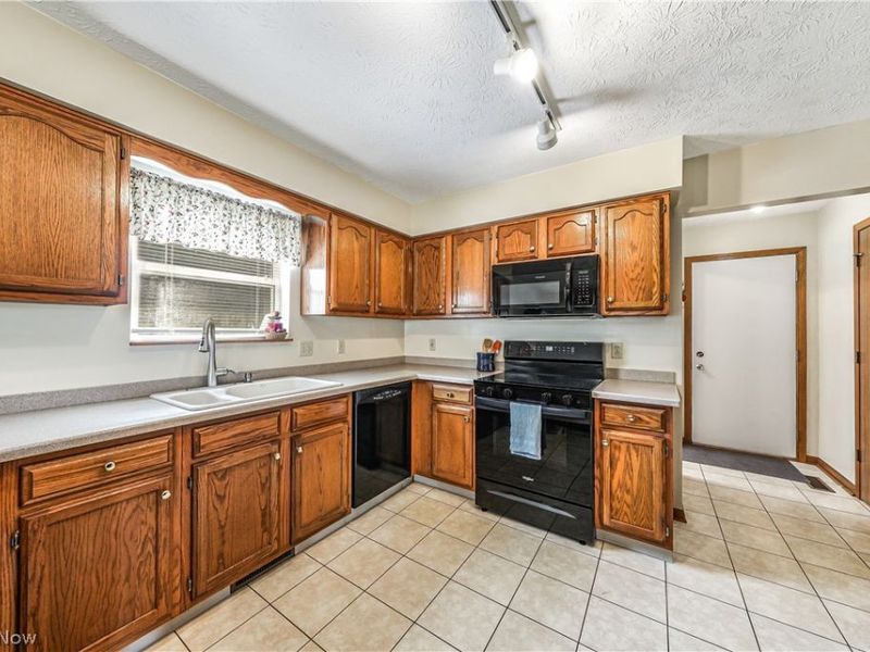 508 Hampton Drive, Elyria, OH 44035 Photo 13