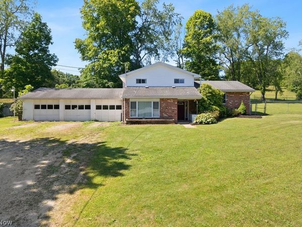 11 Roberts Drive , Belpre, OH 45714