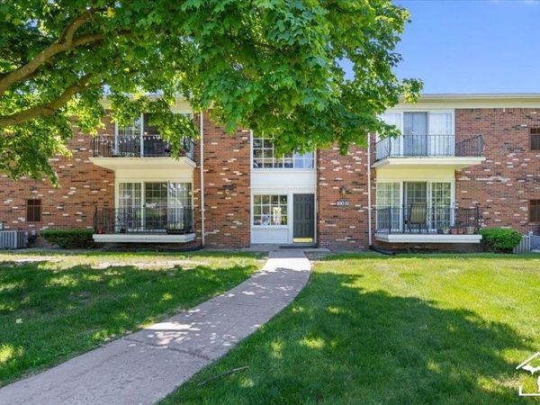 490 Fox Hills Drive, Bloomfield Hills, MI 48304