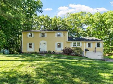 10 Lancaster Place, Andover, MA 01810