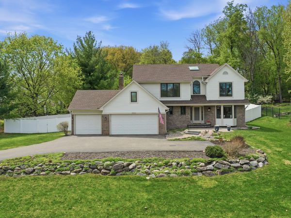 300 Trappers Pass , Chanhassen, MN 55317
