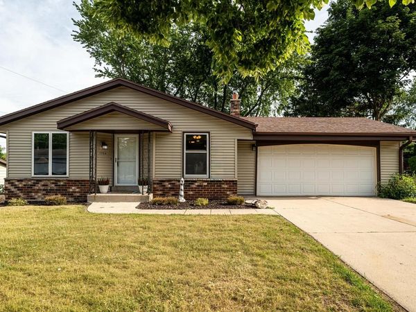 1704 Mohawk LANE, Waukesha, WI 53186