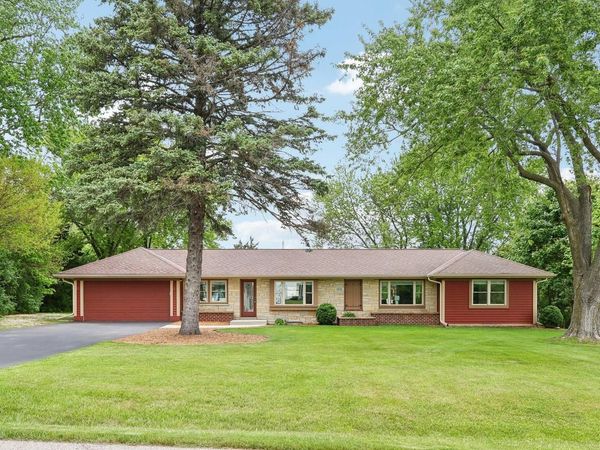 1010 Rolling Green DRIVE, Waukesha, WI 53186