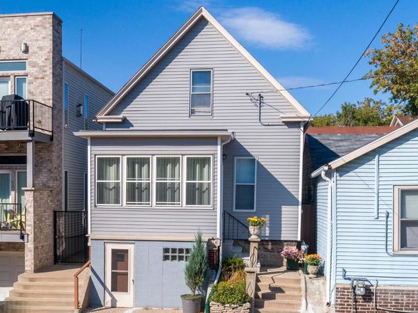 824 E Pearson STREET, Milwaukee, WI 53202