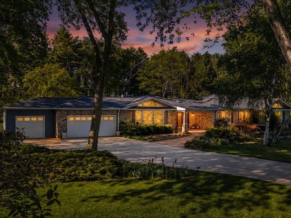 400 W Revere ROAD, Mequon, WI 53092