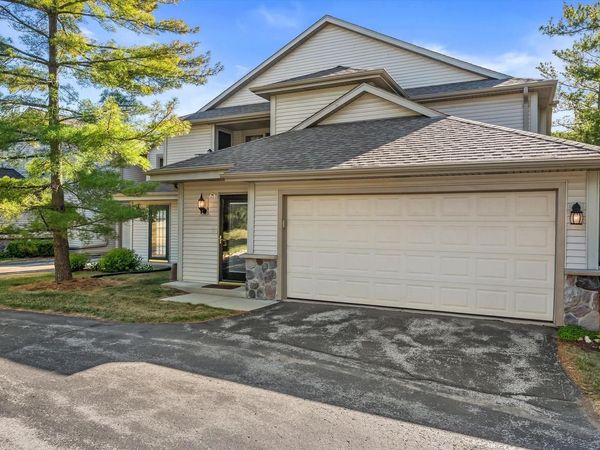 2264 Circle RIDGE, Unit D, Delafield, WI 53018