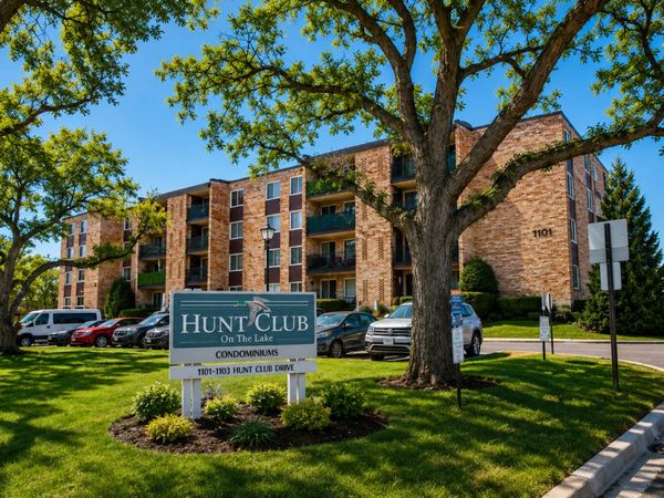1101 S Hunt Club Drive , Unit 403, Mount Prospect, IL 60056