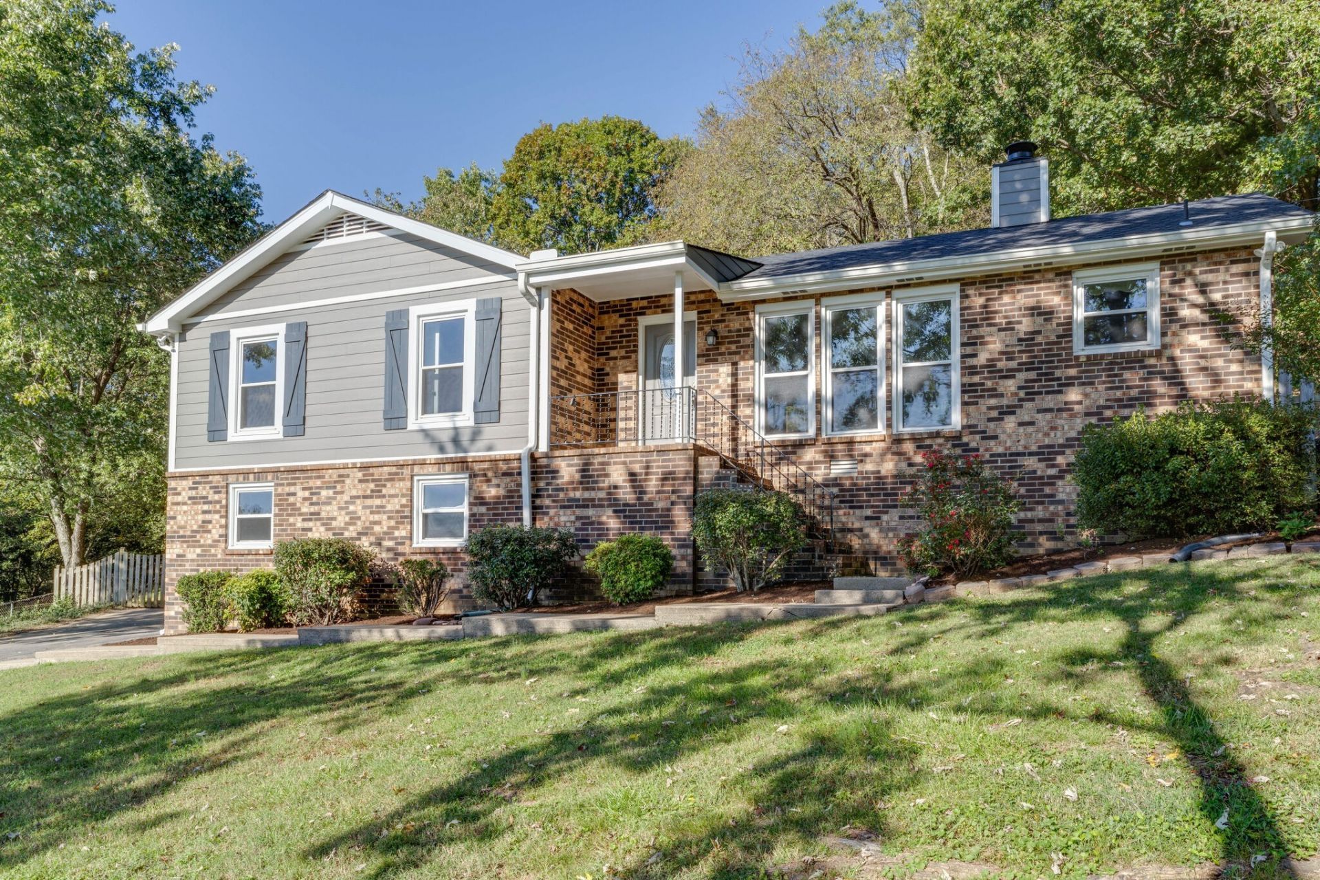 185 Honeysuckle Dr, Hendersonville, TN 37075 Main Photo