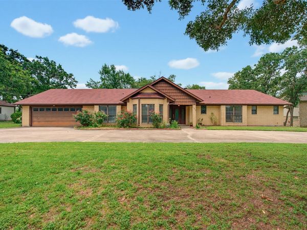 133 Champions DR, Rockdale, TX 76567