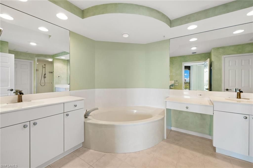 420 Cove Tower Dr, Unit 804, Naples, FL 34110 Photo