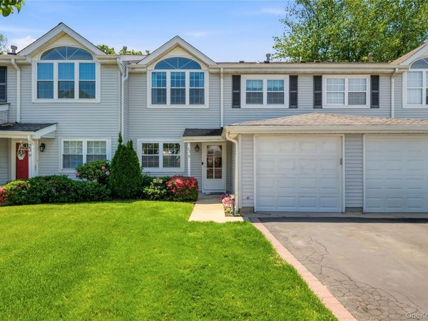 22 Indian Trace , Kings Park, NY 11754